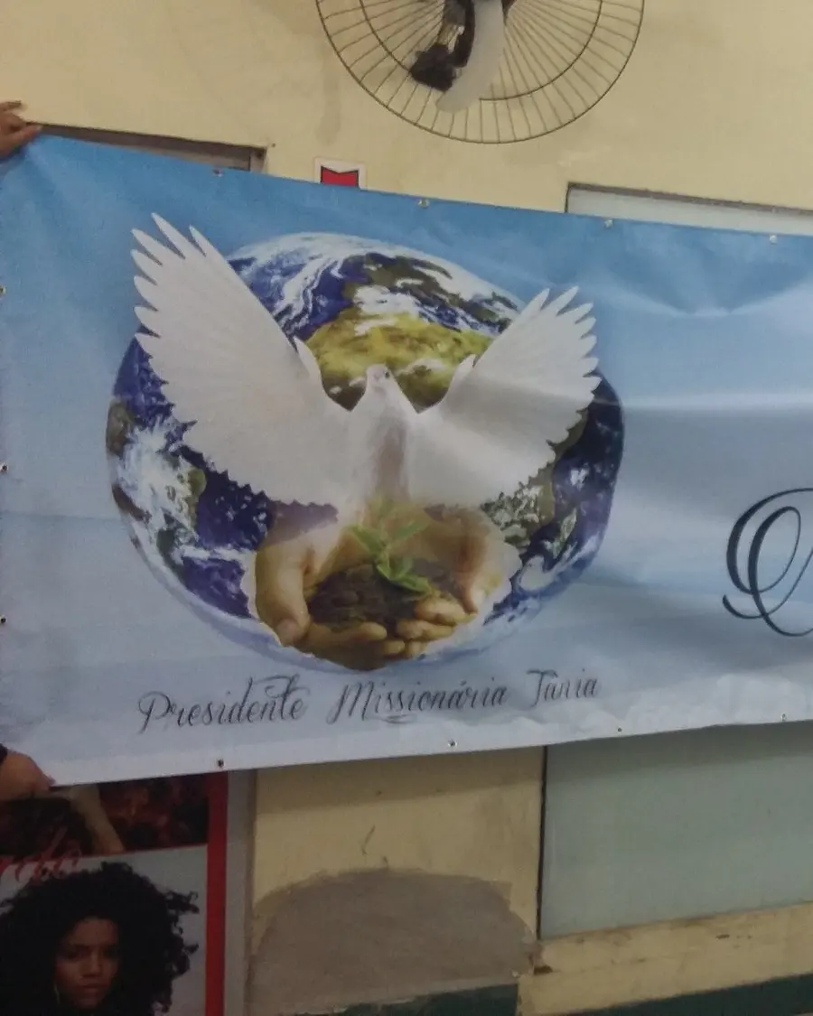 Faixa em lona de igreja com texto em letra cursiva