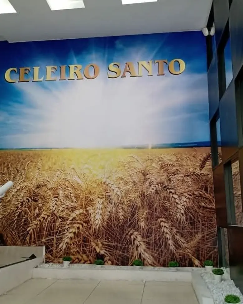 Painel de fundo de igreja com campo de trigo e céu