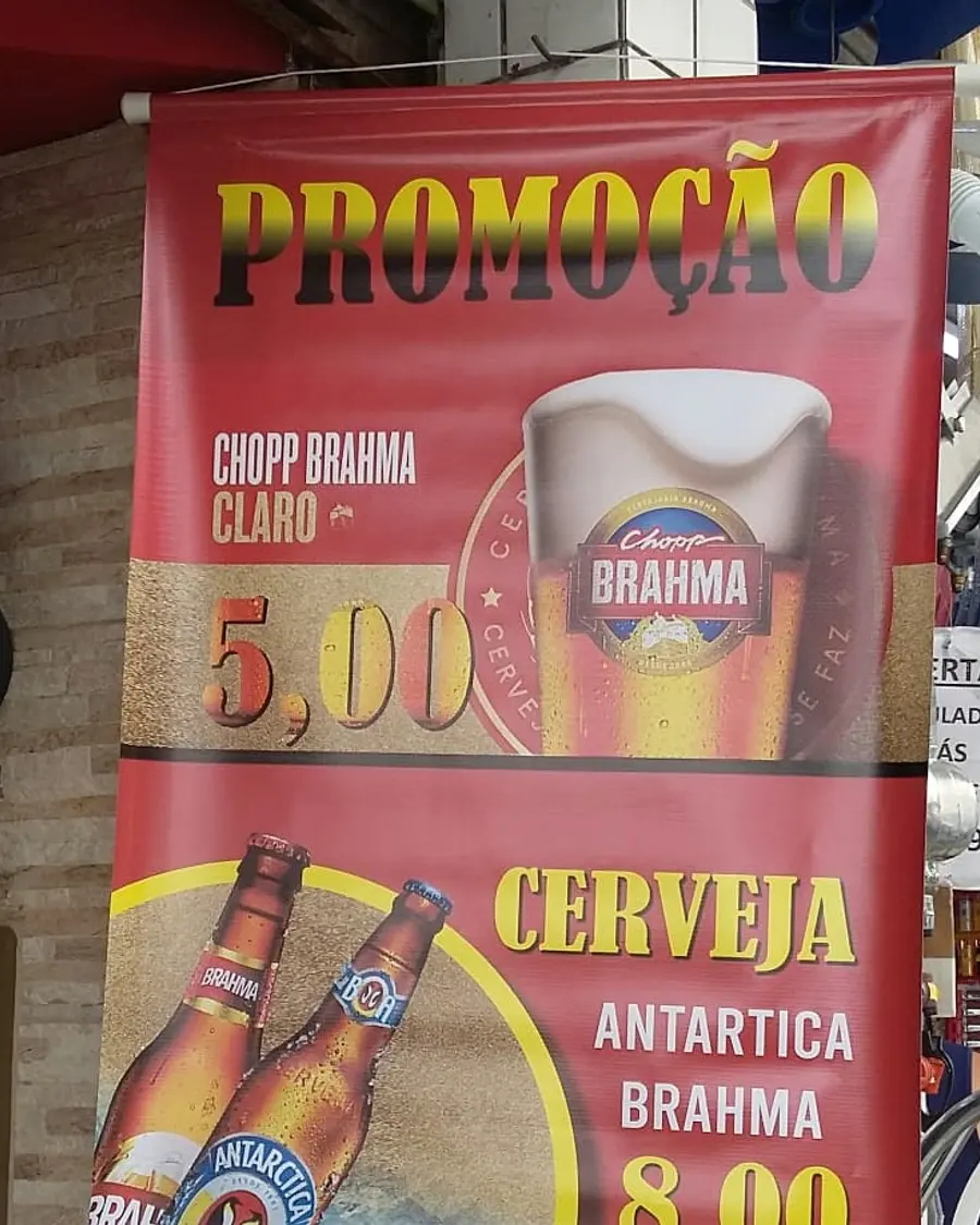 Banner de promoção pendurado na entrada de um comércio