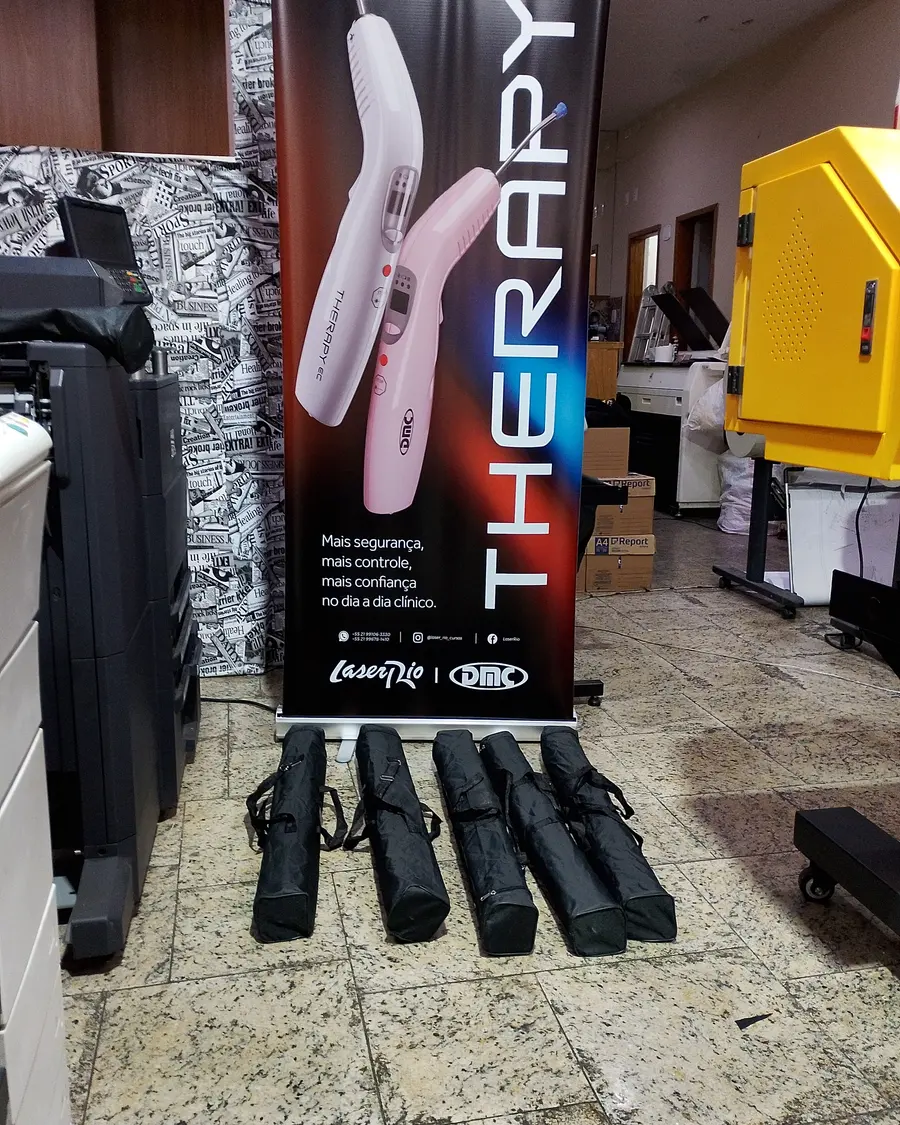 Lote de roll-ups montados com as bolsas de transporte
