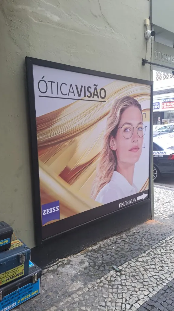 Instalação de banner em lona com estrutura metálica e ilhós para Ótica Visão em Niterói.