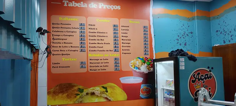 Mural com tabela de preços cobrindo a parede da açaiteria