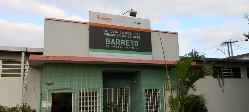 Fachada da Policlínica Regional Barreto com a lona de identificação instalada