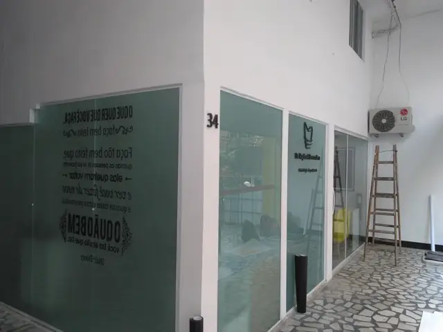 Vidro do consultório ainda sem aplicação, com escada no local