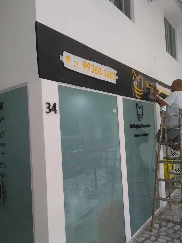 Instalador montando a testeira do consultório