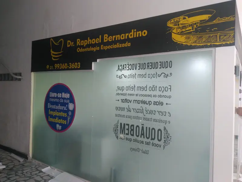 Adesivo jateado e frase aplicados nos vidros do consultório Dr. Raphael Bernardino