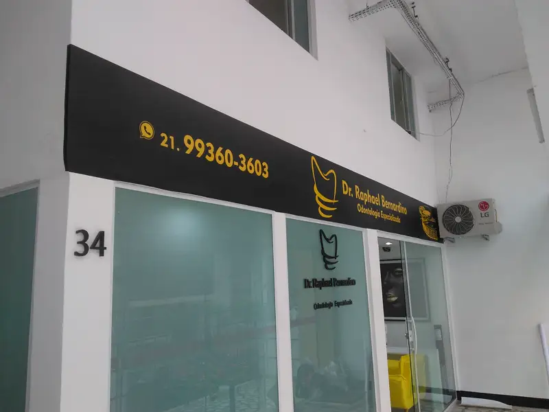 Testeira com a identificação do consultório Dr. Raphael Bernardino instalada sobre a entrada