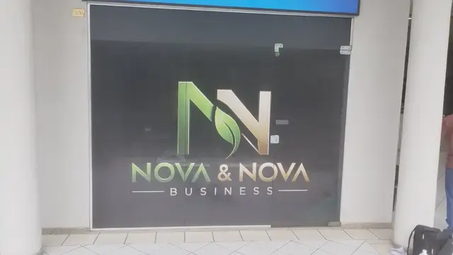 Fachada Nova & Nova com o adesivo microperfurado aplicado