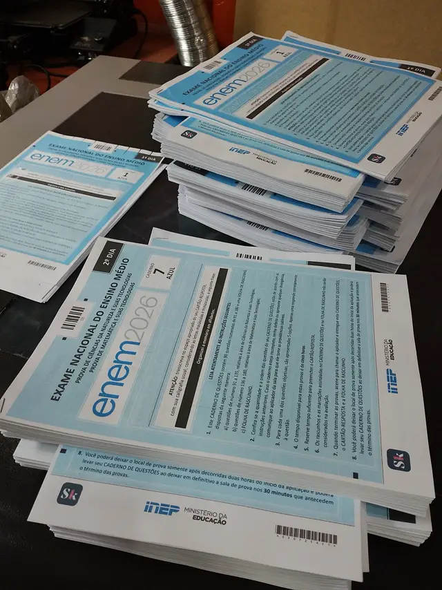 Apostilas ENEM impressas, encadernadas e organizadas em pilhas