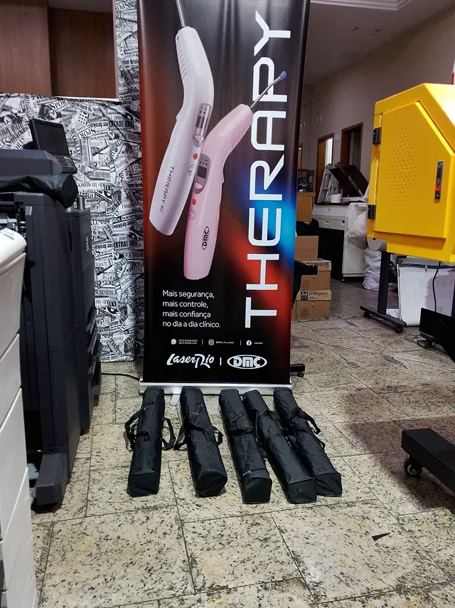 Roll-ups e materiais de comunicação Therapy preparados para evento