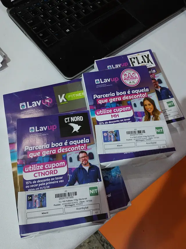 Folhetos promocionais coloridos produzidos para divulgação comercial