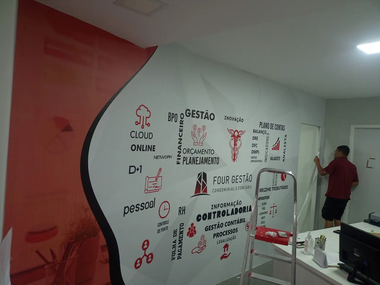 Adesivo de parede com a identidade da empresa aplicado em escritório