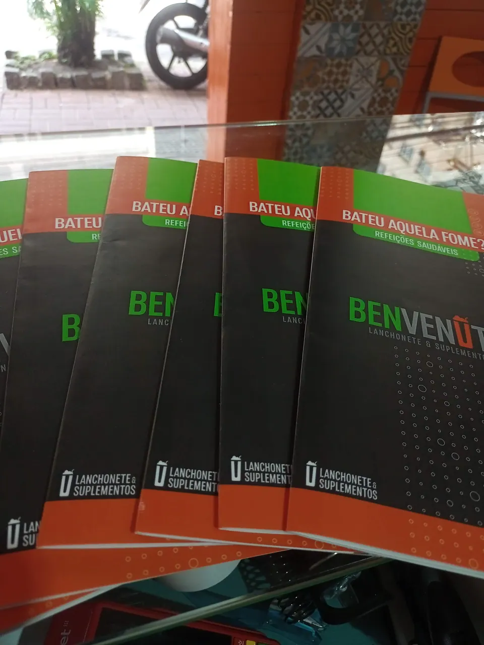 Cardápios de lanchonete produzidos pela Gráfica Live Printer em Niterói