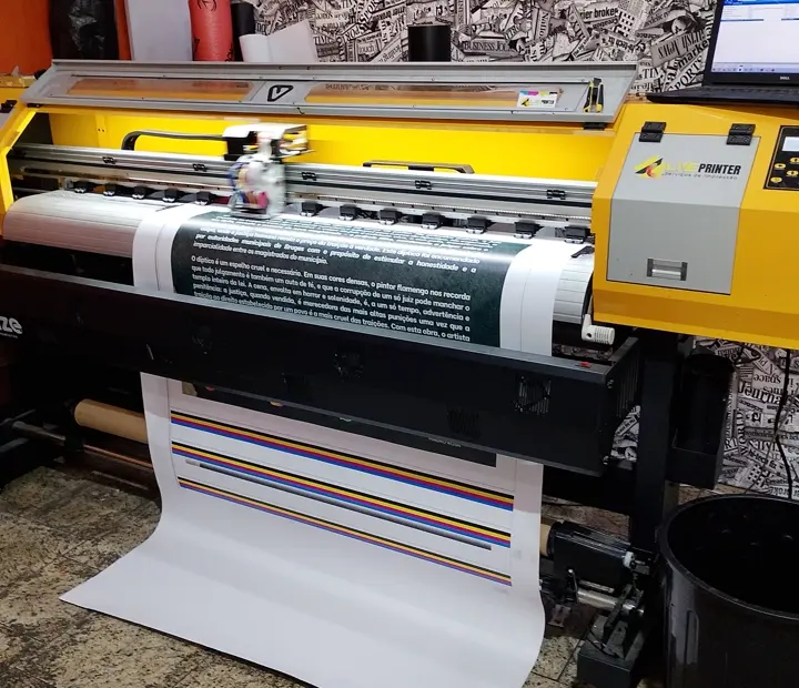 Impressora de grande formato em produção na loja da Live Printer, no Centro de Niterói
