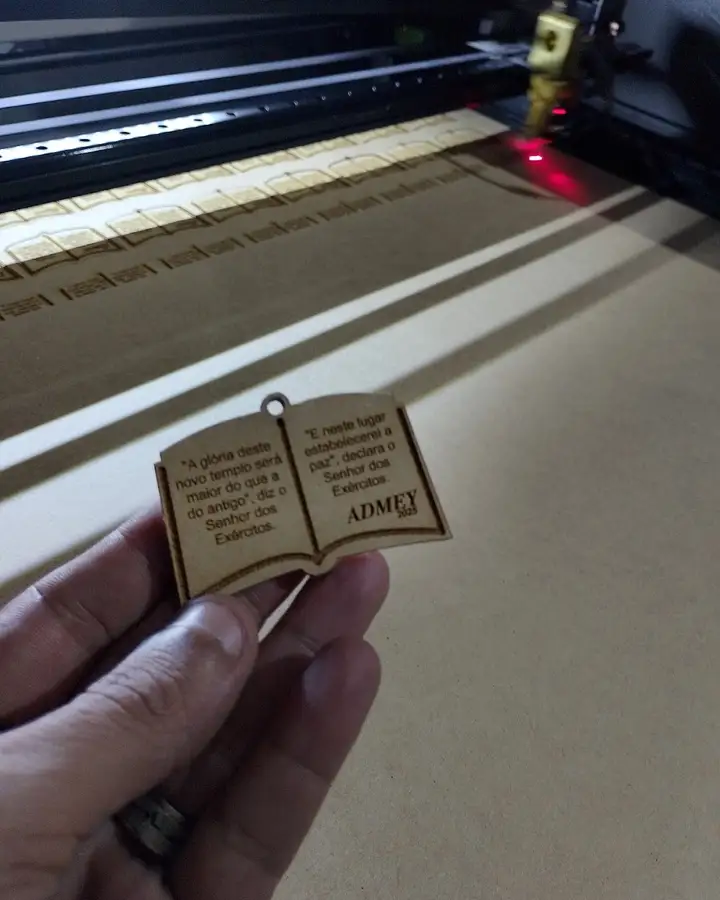 Marcador de livro em madeira gravada