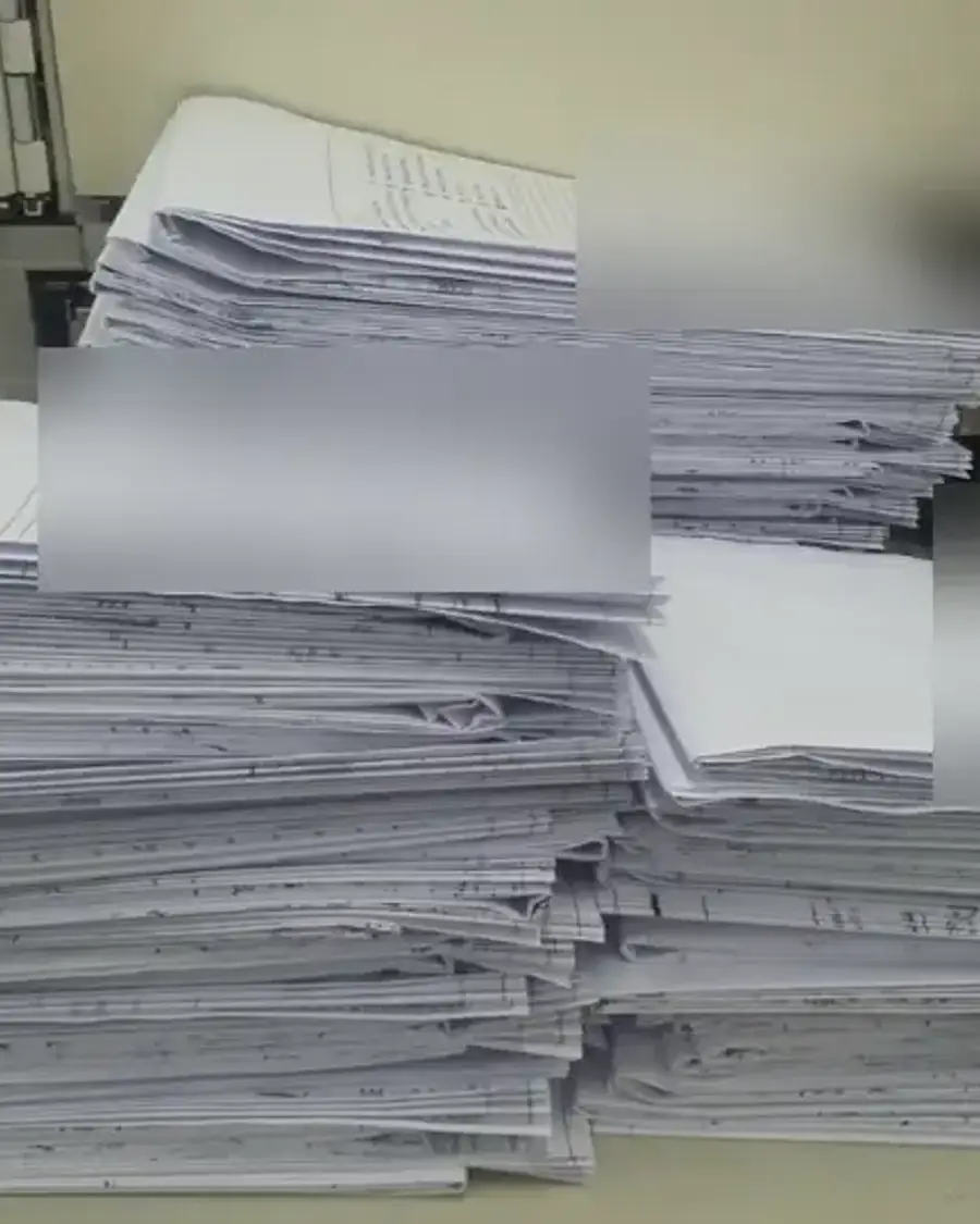Lote de pranchas técnicas dobradas em A4, com os dados do cliente desfocados