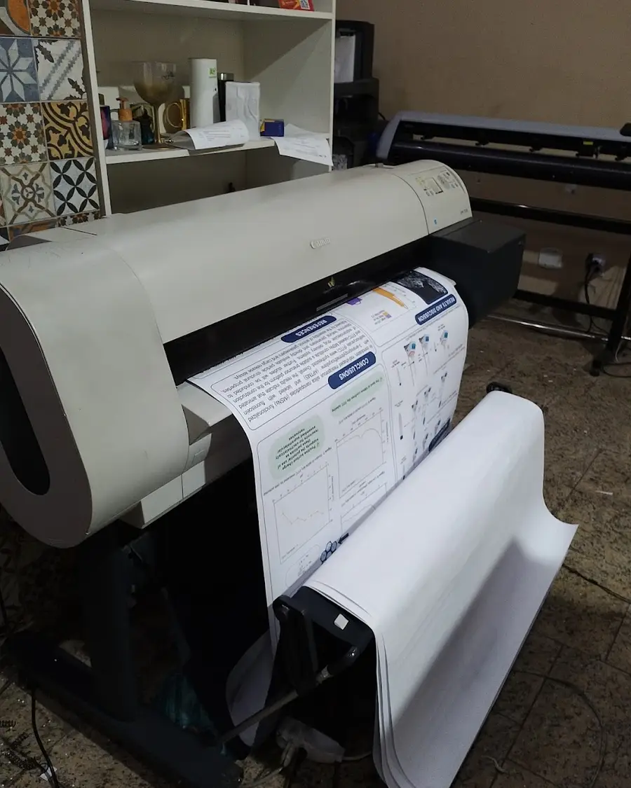Plotter da Live Printer imprimindo projeto técnico em 2026